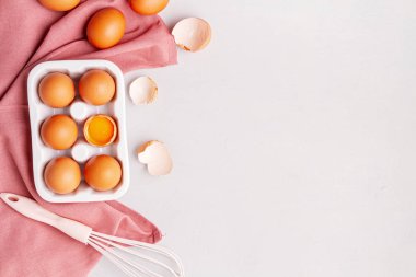 Rustik fırın malzemeleri ve mutfak aletleri. Ev yapımı hamur işi, fırın. Üst görünüm düz arkaplan. Uzayı kopyala Sağlıklı taze organik gıda.