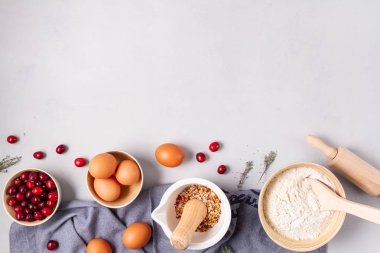 Rustik fırın malzemeleri ve mutfak aletleri. Ev yapımı hamur işi, fırın. Üst görünüm düz arkaplan. Uzayı kopyala Sağlıklı taze organik gıda.