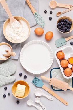 Rustik fırın malzemeleri ve mutfak aletleri. Ev yapımı hamur işi, fırın. Üst görünüm düz arkaplan. Uzayı kopyala Sağlıklı taze organik gıda.