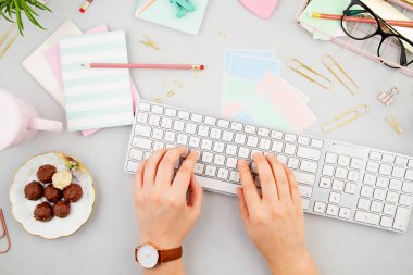 Klavye ve ofis malzemeleri üst görünümü. İletişim ağı konsepti. Çevrimiçi eğitim, Teknoloji geçmişi. Çevrimiçi iş, ev ofisi, bilgi blogu konsepti. Üst görünüm.