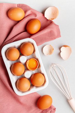 Yumurtalar, arka planda kırsal tarzda havlu. Organik bileşen, sağlıklı gıda yaşam tarzı konsepti. Paskalya geçmişi. Düz konum, kopyalama alanı. Kırsal tablo üst görünümü.