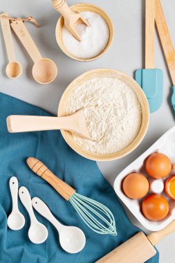 Rustik hamur işi malzemeleri düz yerde yatıyordu. Ev yapımı hamur işi, fırın. Üst görünüm düz arkaplan. Uzayı kopyala Sağlıklı taze organik gıda.