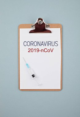 Panoda Coronavirus 2019 ncov metni, tek kullanımlık tıbbi maske, kişisel koruyucu ekipman, şırınga dolu ilaç ya da aşı ve ilaç hapları. Virüs konsepti