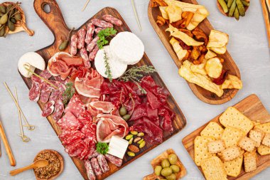 Farklı aperatifler, antipasti, şarküteri, aperatif ve şarap. Sosis, jambon, tapas, zeytin, peynir ve açık büfe partisi için kraker. Üst manzara, düz uzanma