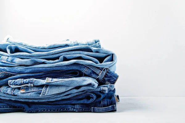 Pilha Jeans Azuis Clássicos Roupa Urbana Guarda Roupa Essencial Básico — Fotografia de Stock