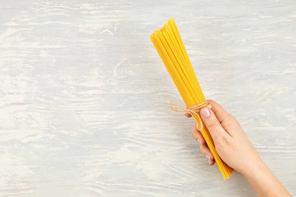 Vlakke Vrouwenhand Met Spaghetti Voor Het Koken Van Italiaanse Pasta — Stockfoto