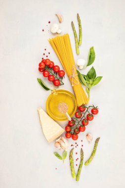 Geleneksel İtalyan spagettisi ve yemek malzemeleriyle yatıyordu. Geleneksel italyan kümes konsepti. Üst görünüm