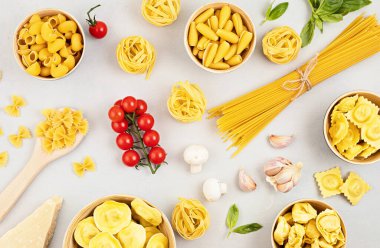 Geleneksel İtalyan makarnasının farklı türleriyle yatıyordu. Penne, tagliatelle, fusilli, farfalle, spagetti ve yemek malzemeleri. Geleneksel italyan kümes konsepti. Üst görünüm