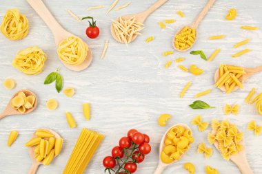 Geleneksel İtalyan makarnasının farklı türleriyle yatıyordu. Penne, tagliatelle, fusilli, farfalle, spagetti ve diğerleri. Geleneksel italyan kümes konsepti. Üst görünüm