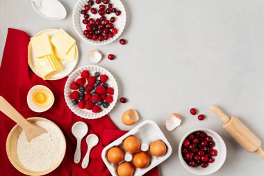 Rustik hamur işi malzemeleri düz yerde yatıyordu. Ev yapımı hamur işi, fırın. Üst görünüm düz arkaplan. Uzayı kopyala Sağlıklı taze organik gıda.
