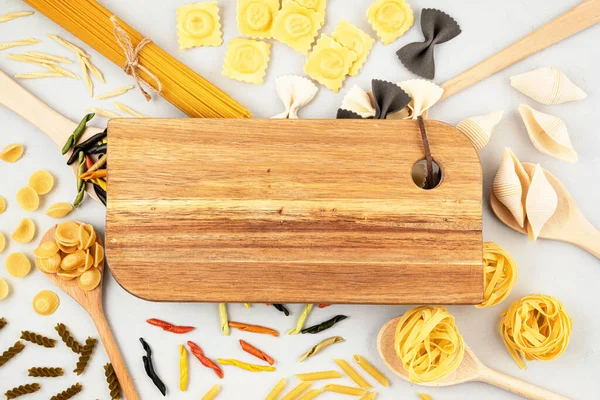 Piso Con Diferentes Tipos Pasta Italiana Tradicional Penne Tagliatelle Fusilli — Foto de Stock