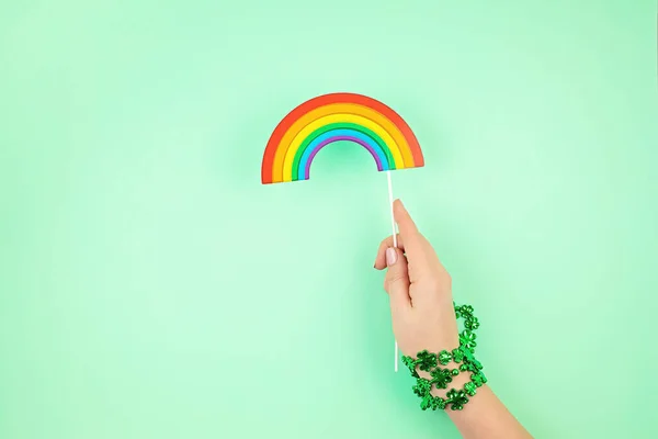 Top Uitzicht Vrouw Hand Houden Saint Patrick Dag Symbolen Traditionele — Stockfoto