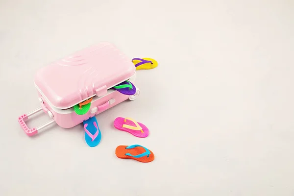 夏休みのアクセサリー付き旅行手荷物スーツケース 夏休み 熱帯諸国への旅行 夏のスタイルのコンセプト トップビュー フラットレイアウト — ストック写真