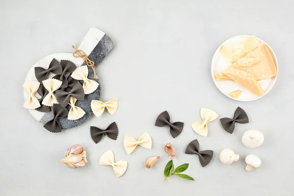 Flat Lay Com Farfalle Tradicional Macarrão Italiano Ingredientes Culinários Conceito — Fotografia de Stock