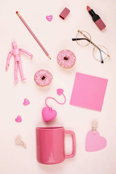 Pose Plate Avec Des Accessoires Roses Tasse Thé Beignets Lunettes — Photo