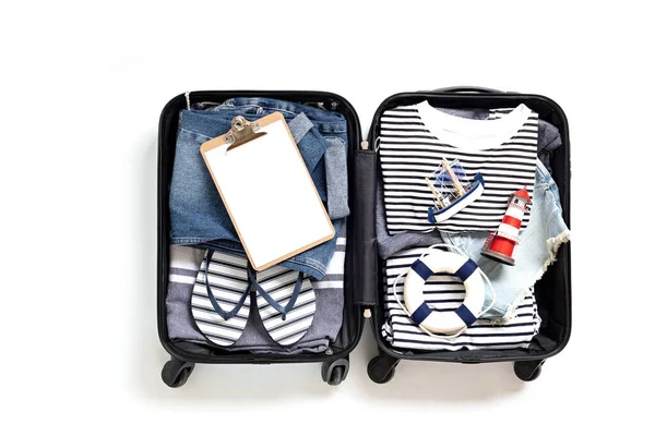 平躺在装有休闲服的敞开式行李箱中 在白色背景下度过暑假 飞行行李的概念 顶部视图 — 图库照片