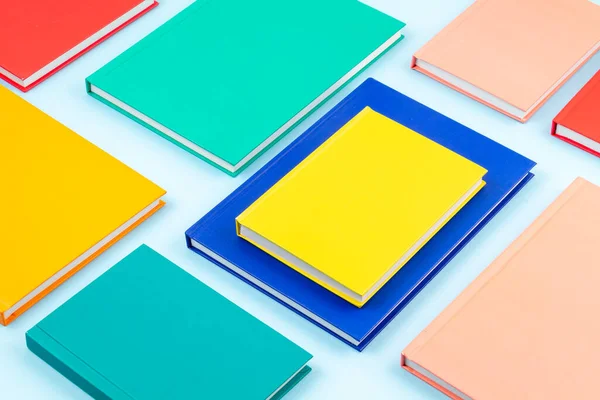 蓝色粉刷背景上彩色笔记本的顶部视图 现代抽象工作空间 写字台概念 — 图库照片