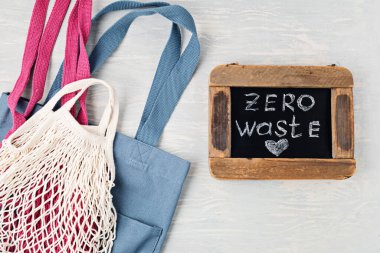 Sıfır atık seti düzlüğü. Çevre dostu yeniden kullanılabilir pamuk torbası seti. Sürdürülebilir, etik, plastik içermeyen yaşam tarzı konsepti. Üst görünüm