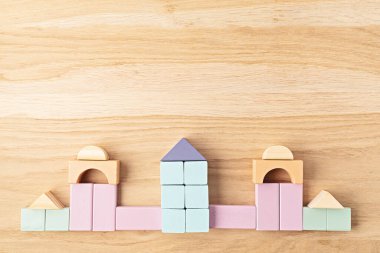 Pastel renklerde tahta bloklar ile düz yatıyordu. Çevre dostu, sıfır atık, plastiksiz, eğitici, çocuklar için cinsiyet ayrımı yapmayan oyuncaklar. Boşluğu kopyala, üst görünüm