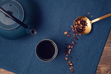 Geleneksel çay seremonisi aksesuarları, çaydanlık, otlu çay fincanı ve kuru meyve çayı. Kader, rahatlama, iyileşme, sağlıklı rahatlama, çay zamanı konsepti. Üst manzara, düz uzanma  