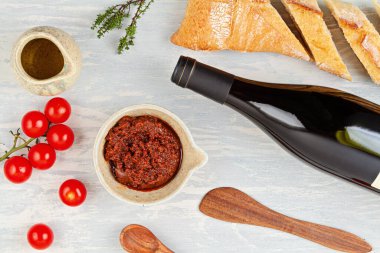 Büfe partisi için bir şişe kırmızı şarap, ekmek ve domates. Geleneksel Fransız usulü ya da İtalyan usulü düz yatak. Üst görünüm