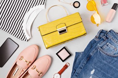 Sarı renkli kadın aksesuarlarıyla yatıyordu. Moda, çevrimiçi güzellik blogu, yaz stili, alışveriş ve trend konsepti