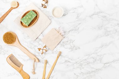 Yeniden kullanılabilir, plastiksiz banyo ürünleri. Sürdürülebilir, çevre dostu, sıfır atık kişisel temizlik konsepti. Üst manzara, düz uzanma