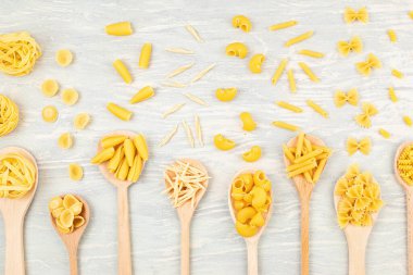 Geleneksel İtalyan makarnasının farklı türleriyle yatıyordu. Penne, tagliatelle, fusilli, farfalle, spagetti ve diğerleri. Geleneksel italyan kümes konsepti. Üst görünüm