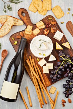 Büfe partisi için bir şişe kırmızı şarap, peynir, ekmek ve kraker. Geleneksel Fransız usulü ya da İtalyan usulü düz yatak. Üst görünüm