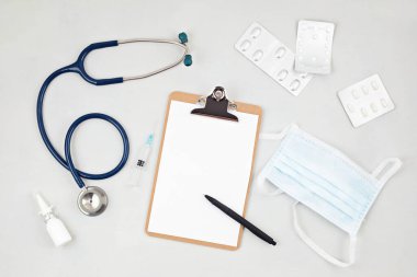 Tıbbi ve sağlık hizmetleri, Coronavirus 2019 ncov konsepti, tek kullanımlık tıbbi maske, steteskop, kişisel koruma ekipmanları, şırınga dolu ilaç veya aşı ve ilaç hapları. Virüs fikri