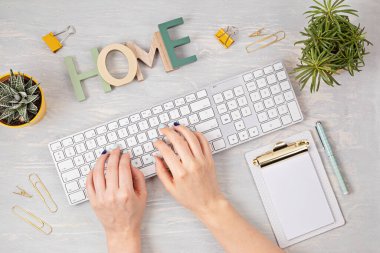 Klavye ve ofis malzemeleri üst görünümü. İletişim ağı konsepti. Çevrimiçi eğitim, Teknoloji geçmişi. Çevrimiçi iş, ev ofisi, bilgi blogu konsepti. Üst Manzara Düz Yat