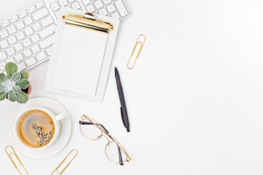 Ofis masasının en üst görüntüsü. Klavyeli masa, dosya ve ofis malzemeleri. Düz konut ofis çalışma alanı, uzak çalışma, uzak öğrenme, video konferansı, çağrı fikri 