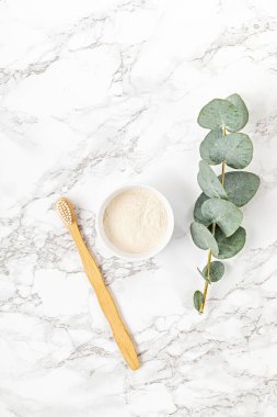 Plastiksiz bambu diş fırçası ve doğal diş tozu. Sürdürülebilir, çevre dostu, sıfır atık kişisel temizlik konsepti. Üst manzara, düz uzanma
