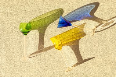 Deri desenli arka planda yaz modasına uygun likör bardaklarının üst görüntüsü. Yaz tatili, parti, moda, eğlence konsepti