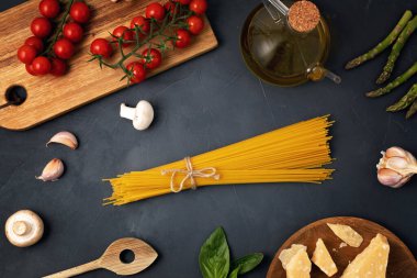 İtalyan makarnası pişirmek için gerekli malzemeler. Spagetti, domates, yağ, sarımsak, parmezan. Geleneksel italyan kümes konseptinin en üst görüntüsü