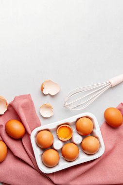Yumurtalar, arka planda kırsal tarzda havlu. Organik bileşen, sağlıklı gıda yaşam tarzı konsepti. Paskalya geçmişi. Düz konum, kopyalama alanı. Kırsal tablo üst görünümü.
