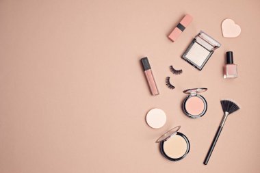 Profesyonel dekoratif kozmetik setiyle, makyaj aletleriyle ve kadın baharıyla yatıyordu. Pembe arka planda fotokopi alanı olan yaz aksesuarları. Güzellik blogu, moda, parti, alışveriş konsepti. Üst görünüm