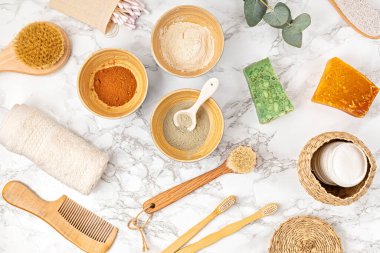 Ev yapımı kil yüz maskesi. Sıfır atık çevre dostu diy güzellik ürünleri. Işık arka plan, düz alan, üst görünüm.