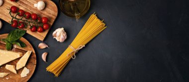 İtalyan makarnası pişirmek için gerekli malzemeler. Spagetti, domates, yağ, sarımsak, parmezan. Geleneksel italyan kümes konseptinin en üst görüntüsü