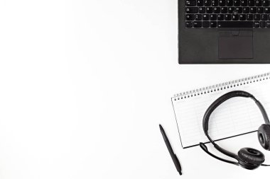 Ofis masasının en üst görüntüsü. Laptoplu masa ve ofis malzemeleri. Düz konut ofis çalışma alanı, uzak çalışma, uzak öğrenim, video konferansı, konsept 