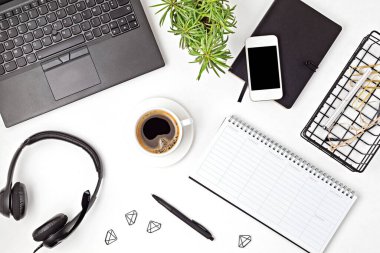Ofis masasının en üst görüntüsü. Laptoplu masa, konferans hoparlörü ve ofis malzemeleri. Düz konut ofis çalışma alanı, uzak çalışma, uzak öğrenim, video konferansı, konsept 