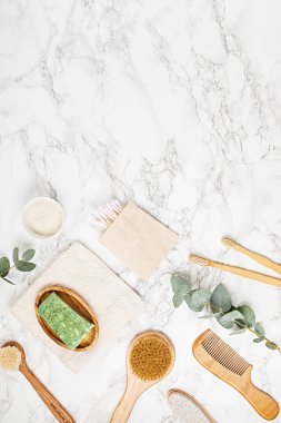 Yeniden kullanılabilir, plastiksiz banyo ürünleri. Sürdürülebilir, çevre dostu, sıfır atık kişisel temizlik konsepti. Üst manzara, düz uzanma