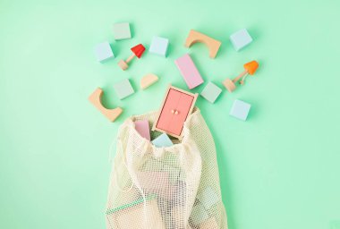 Pastel renklerde tahta bloklar ile düz yatıyordu. Çevre dostu, sıfır atık, plastiksiz, eğitici, çocuklar için cinsiyet ayrımı yapmayan oyuncaklar. Boşluğu kopyala, üst görünüm