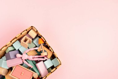 Pastel renklerde tahta bloklar ile düz yatıyordu. Çevre dostu, sıfır atık, plastiksiz, eğitici, çocuklar için cinsiyet ayrımı yapmayan oyuncaklar. Boşluğu kopyala, üst görünüm