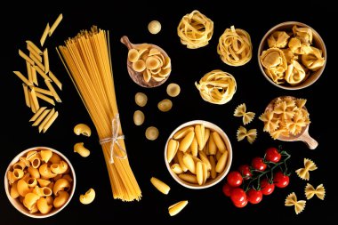 Geleneksel İtalyan makarnasının farklı türleriyle yatıyordu. Penne, tagliatelle, fusilli, farfalle, spagetti ve diğerleri. Geleneksel italyan kümes konsepti. Üst görünüm