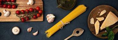 İtalyan makarnası pişirmek için gerekli malzemeler. Spagetti, domates, yağ, sarımsak, parmezan. Geleneksel italyan kümes konseptinin en üst görüntüsü