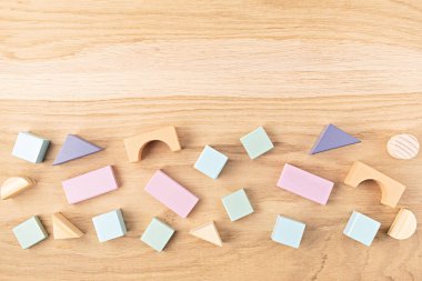 Pastel renklerde tahta bloklar ile düz yatıyordu. Çevre dostu, sıfır atık, plastiksiz, eğitici, çocuklar için cinsiyet ayrımı yapmayan oyuncaklar. Boşluğu kopyala, üst görünüm