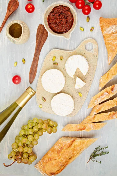 Garrafa Vinho Branco Queijo Pão Tomate Para Festa Buffet Tradicional — Fotografia de Stock