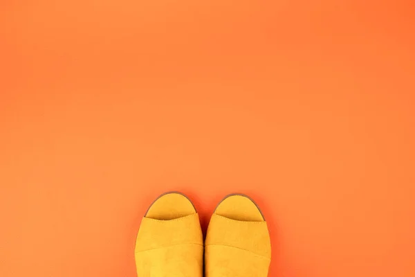 Lapos Feküdt Nyári Sárga Cipő Színe Narancssárga Bőr Texturált Háttér — Stock Fotó