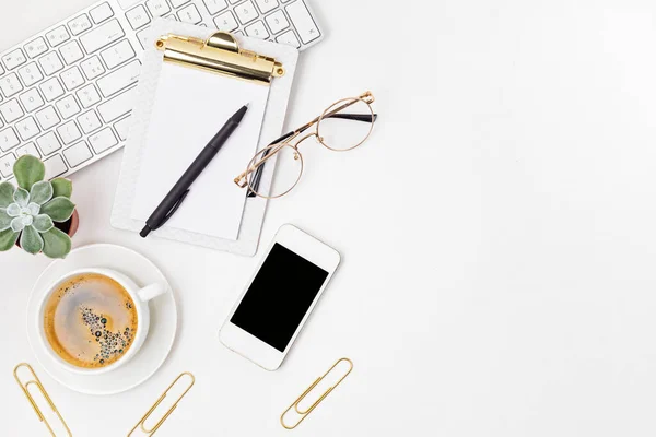 Bovenaanzicht Van Het Bureau Tafel Met Toetsenbord Smartphone Klembord Kantoorbenodigdheden — Stockfoto